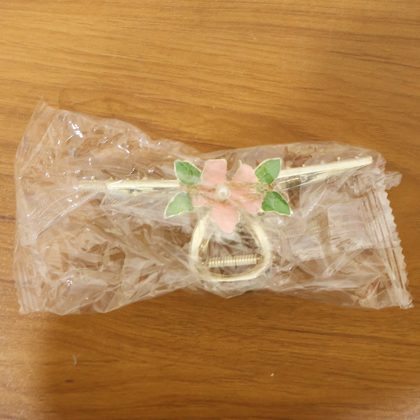 Fashionable floral pearl hair claw clip accessory