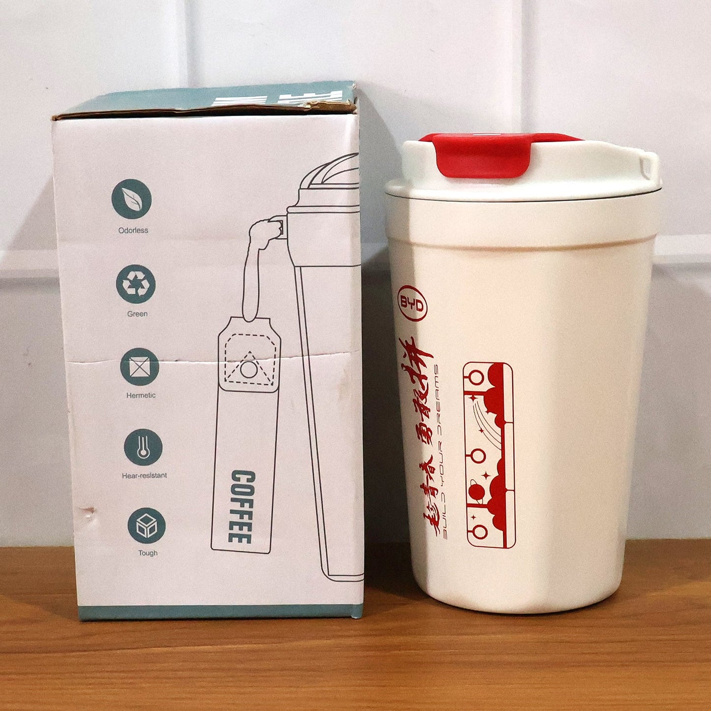 Travel coffee mug with insulated design
