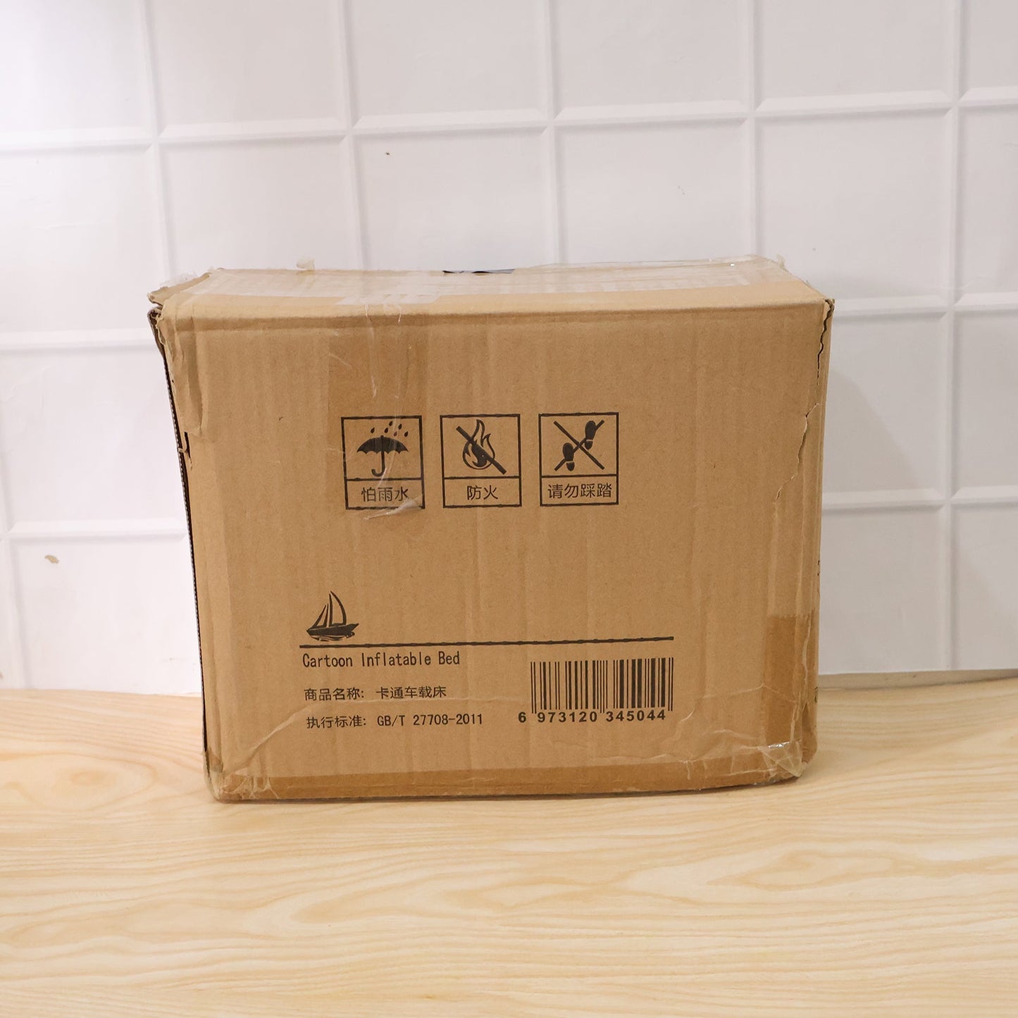 Packaging box of inflatable pig design car mattress