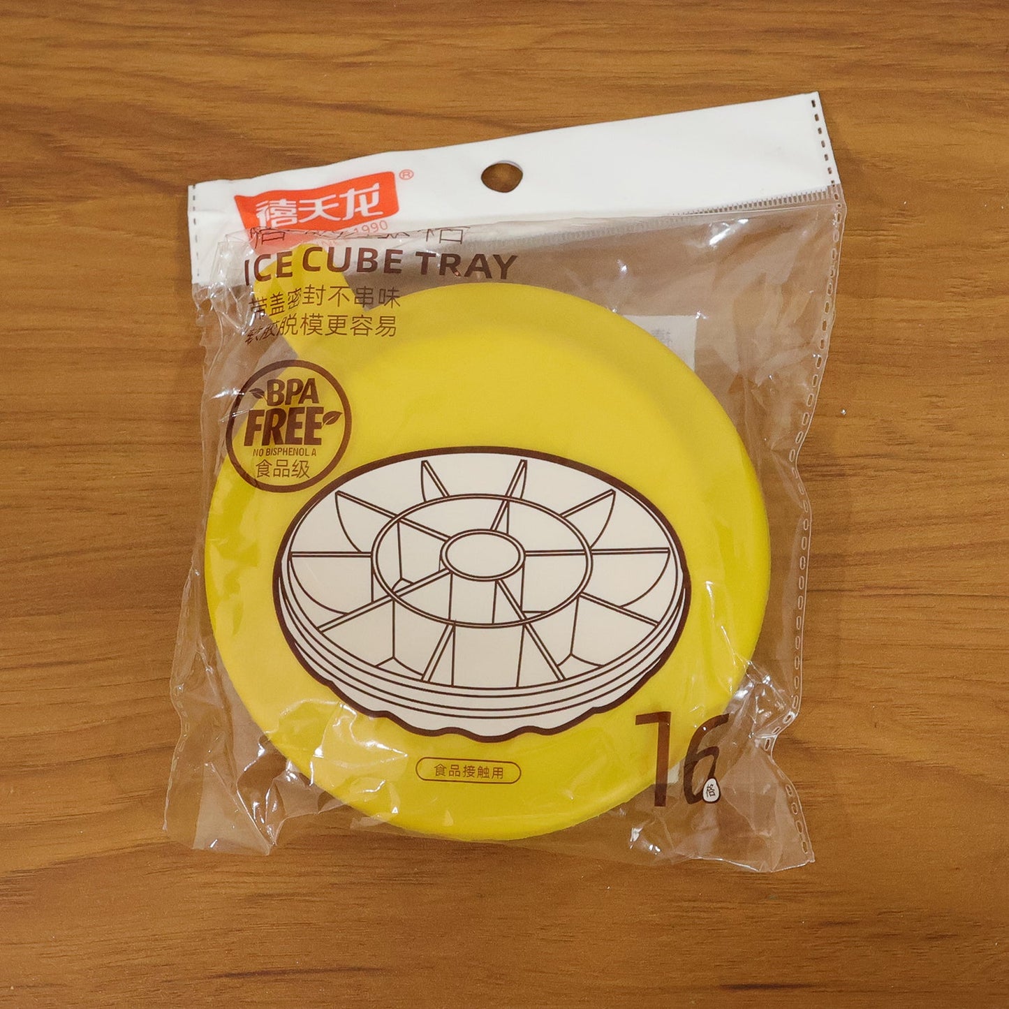 Space-saving round ice cube container with lid for freezer