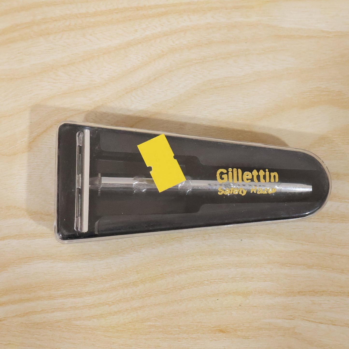 Travel-friendly stainless steel safety razor kit