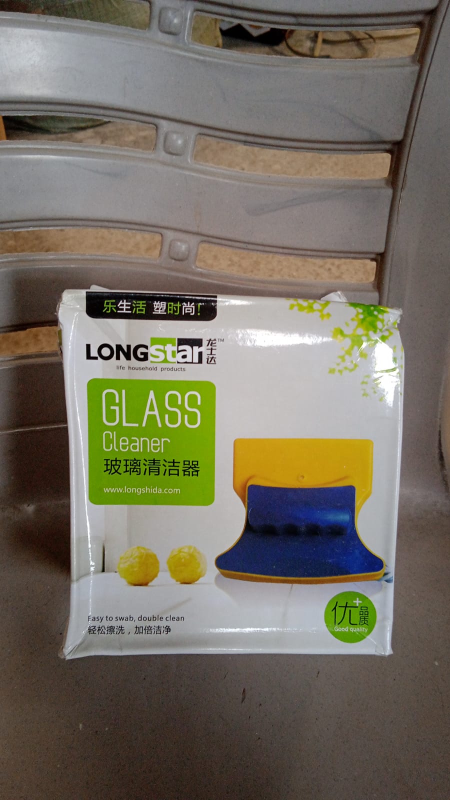 The complete magnetic window cleaner set, including replacement pads and the safety cord.