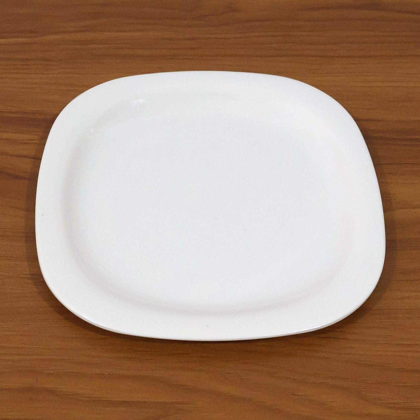 Square dinner plate presenting elegant and practical tableware