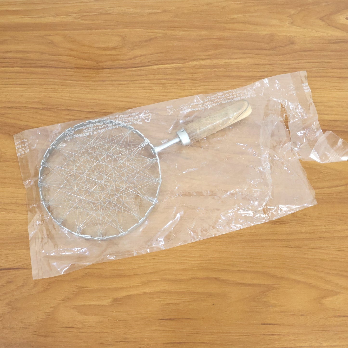 Ergonomic wooden handle providing heat resistance on wire skimmer