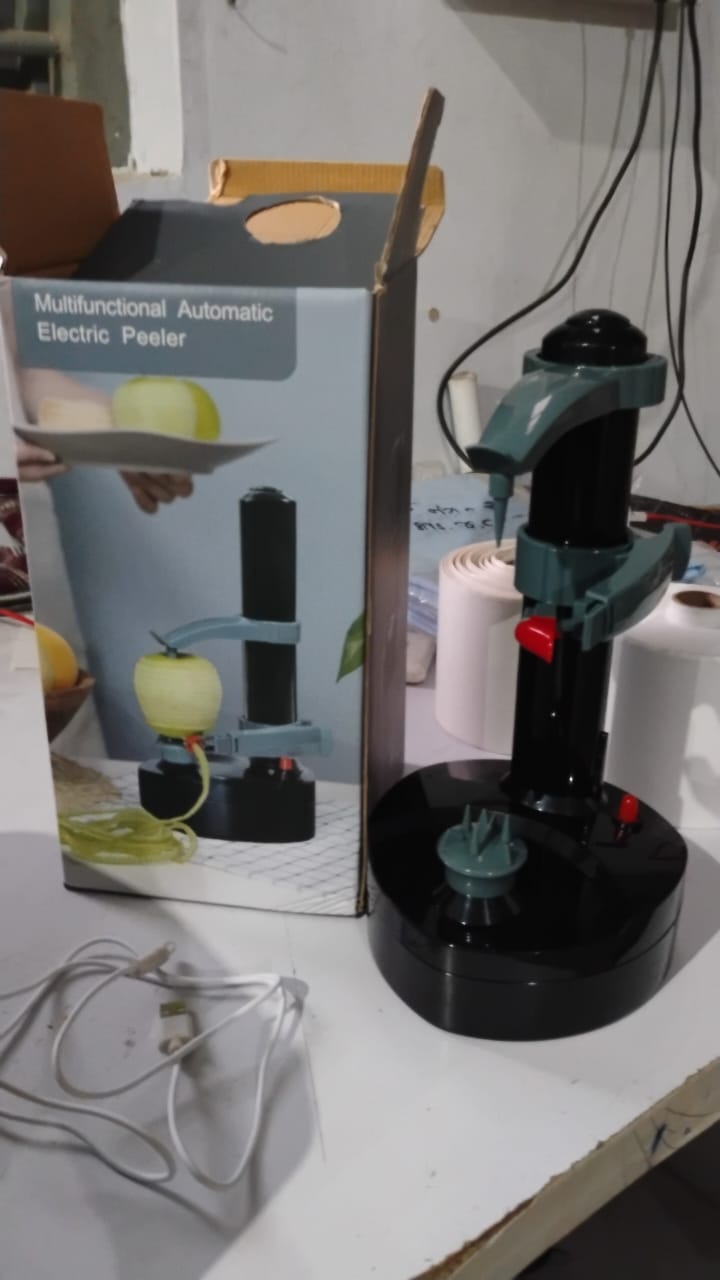 Electric peeler securely holding and peeling a potato automatically