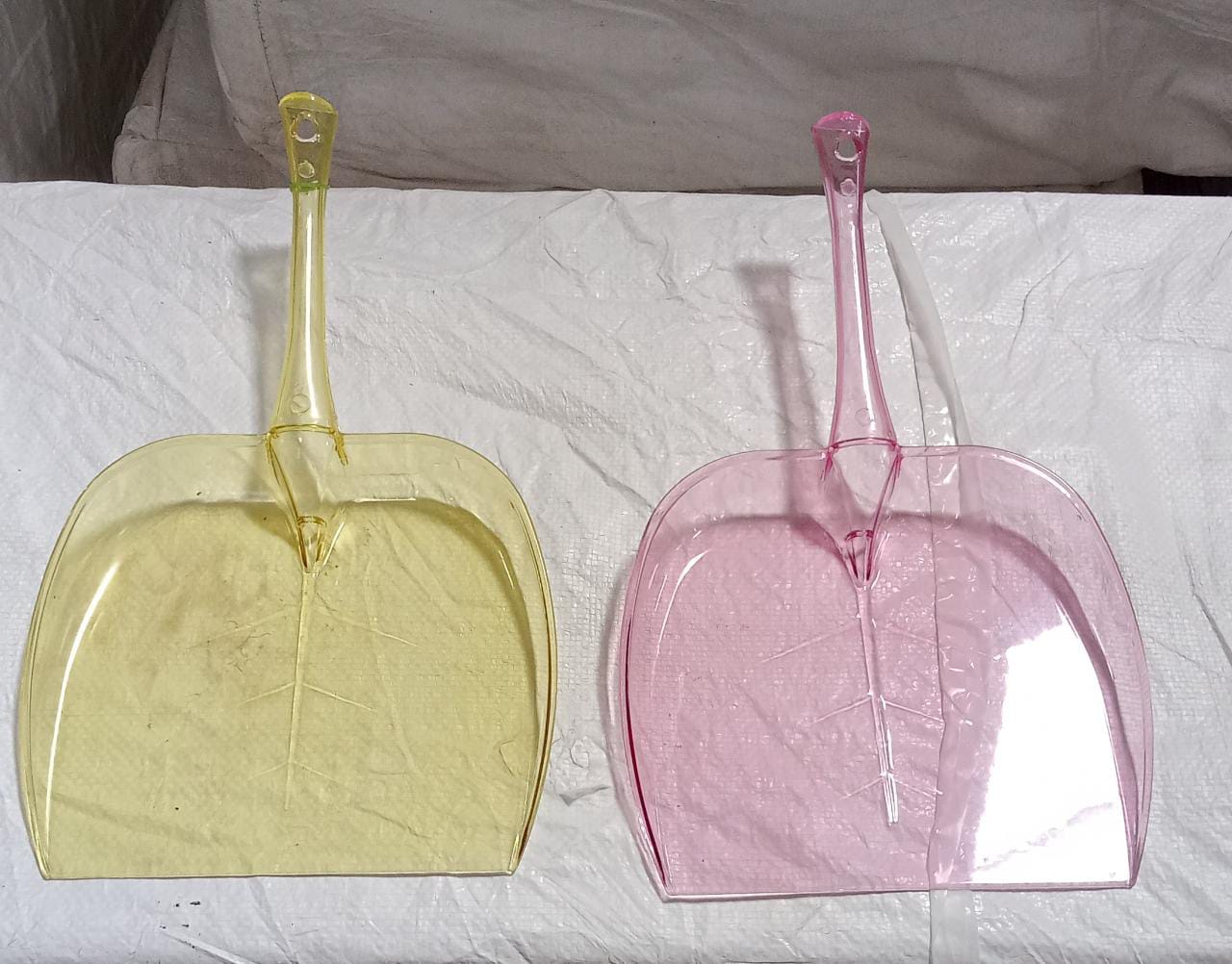 Space-saving unbreakable plastic dustpan suitable for various surfaces