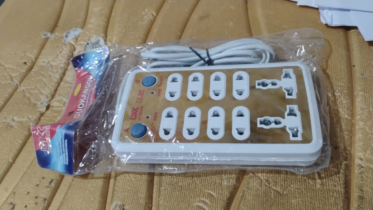 Packaging for the Tetherix 10-way extension board, emphasizing its safety features.