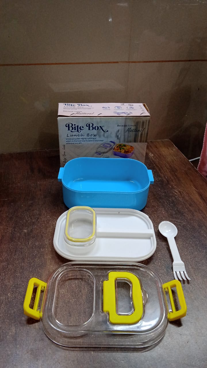Compact and lightweight Kids Lunch Box, making it simple for children to carry their meals.