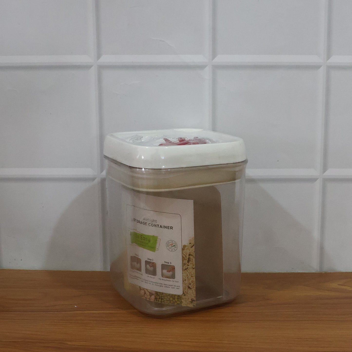 Space-saving durable transparent food storage container with airtight lid