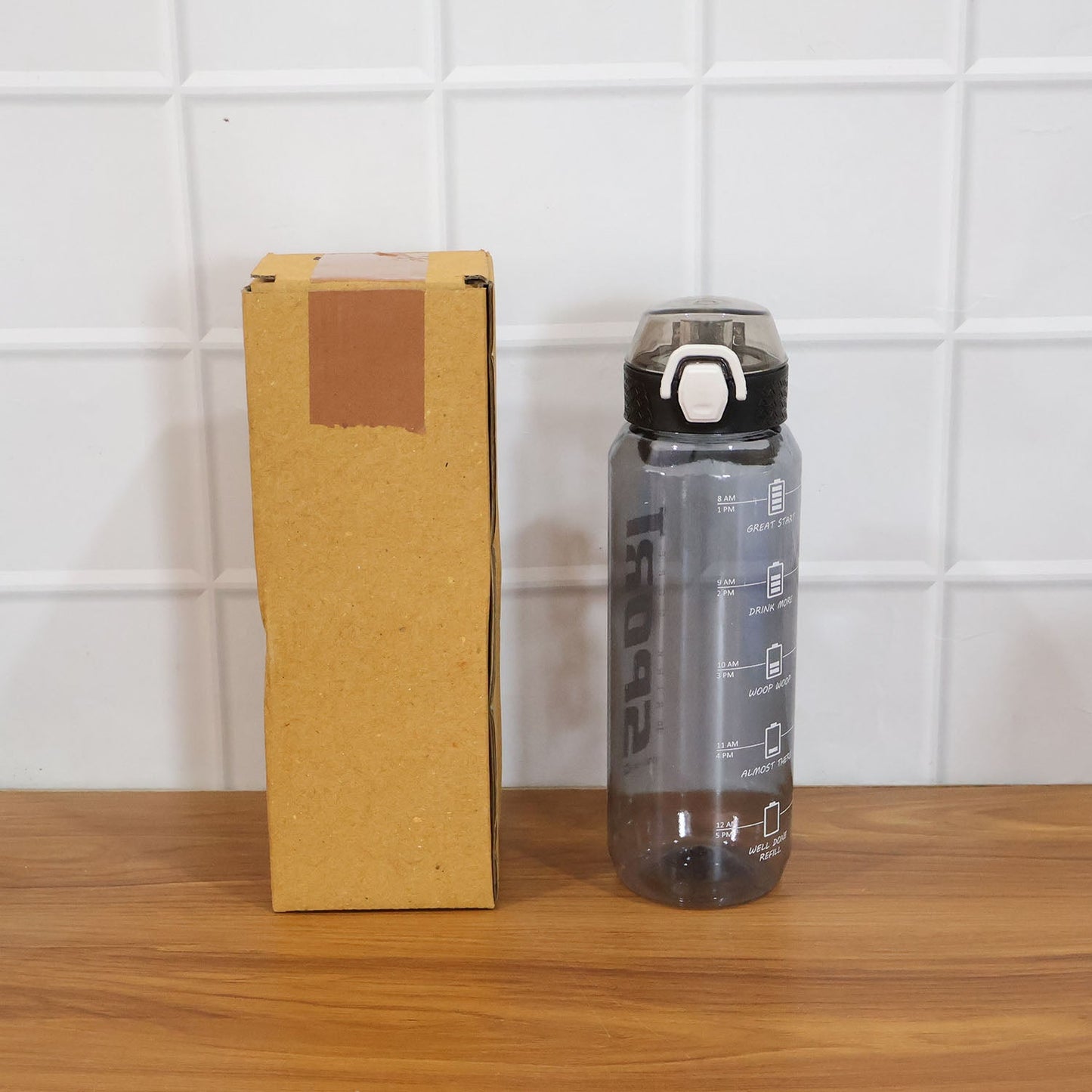 Active use of 1000 ML sports water bottle during workout