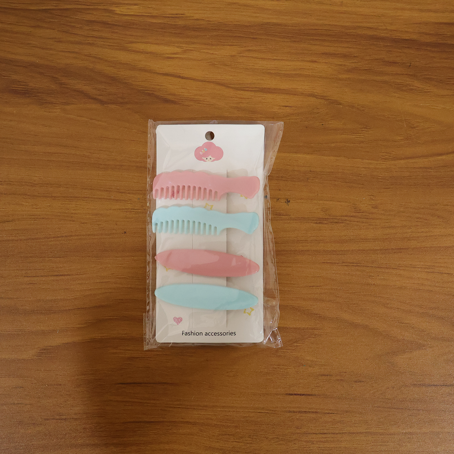Model showcasing pastel comb-style hair clips in daily hairstyle