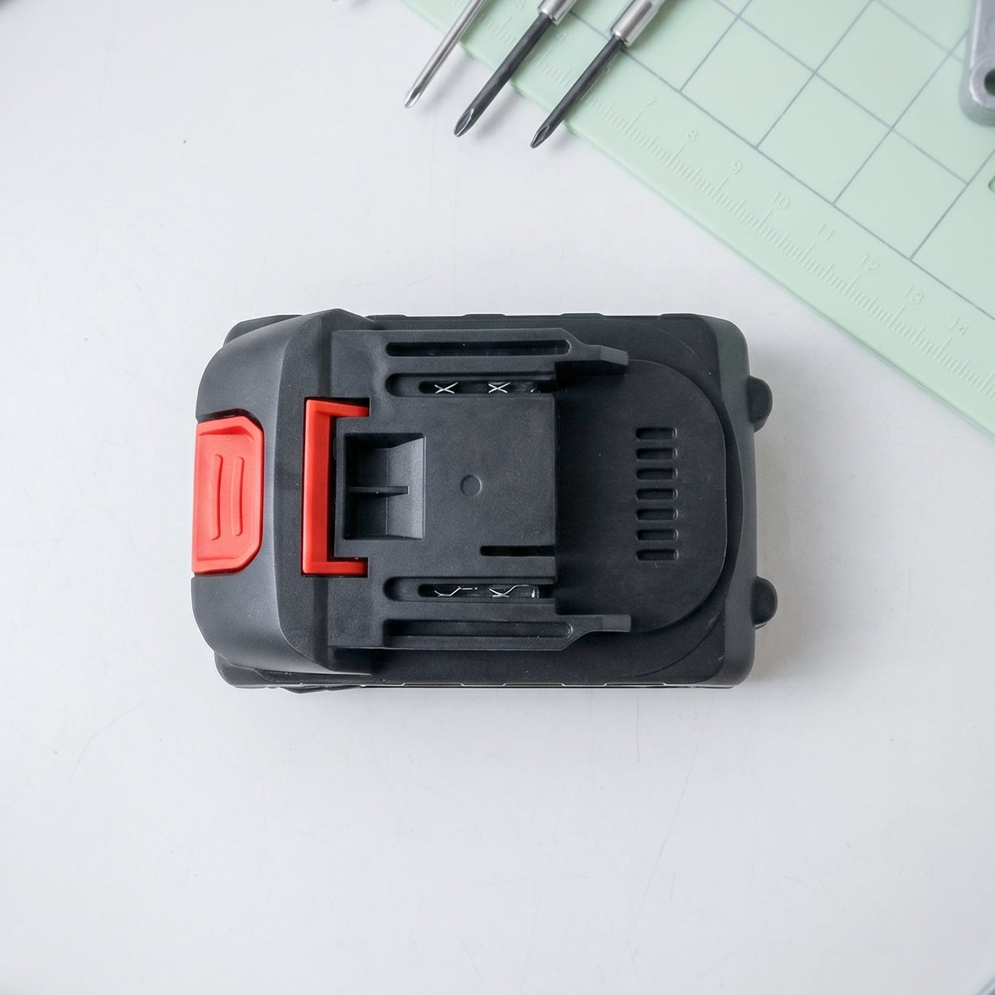 Garden and outdoor mini cordless chainsaw tool