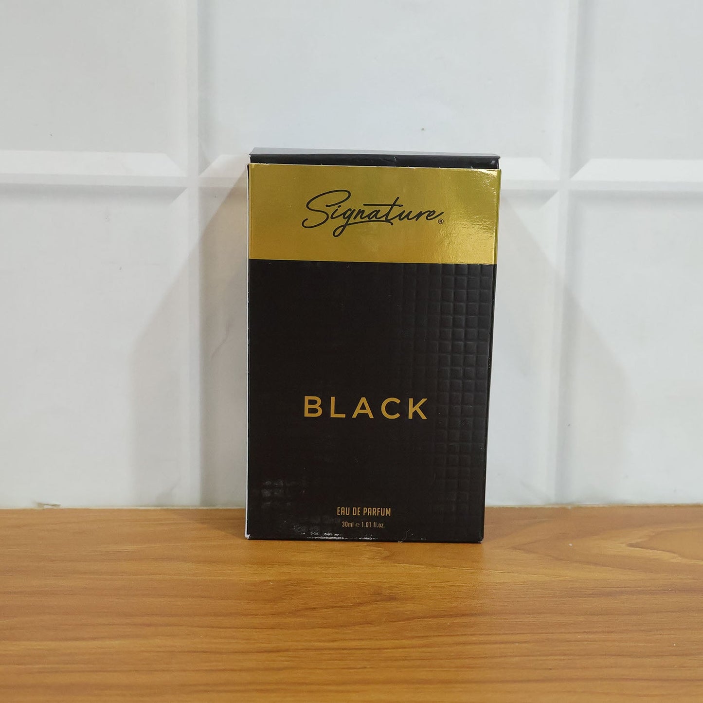 Elegant Signature Black perfume bottle with sleek look