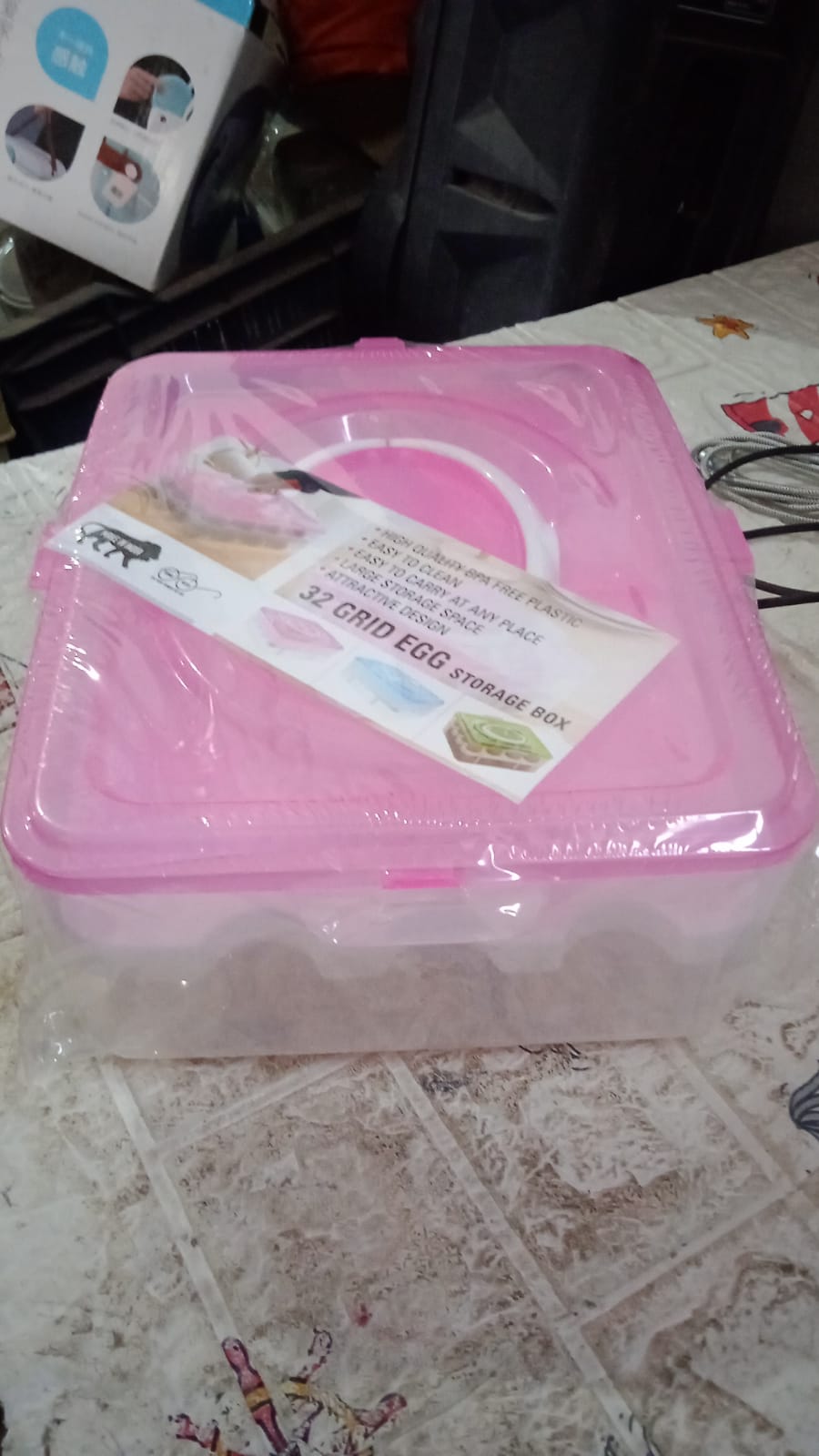 Close-up of secure locking lid on the 32-grid egg storage tray