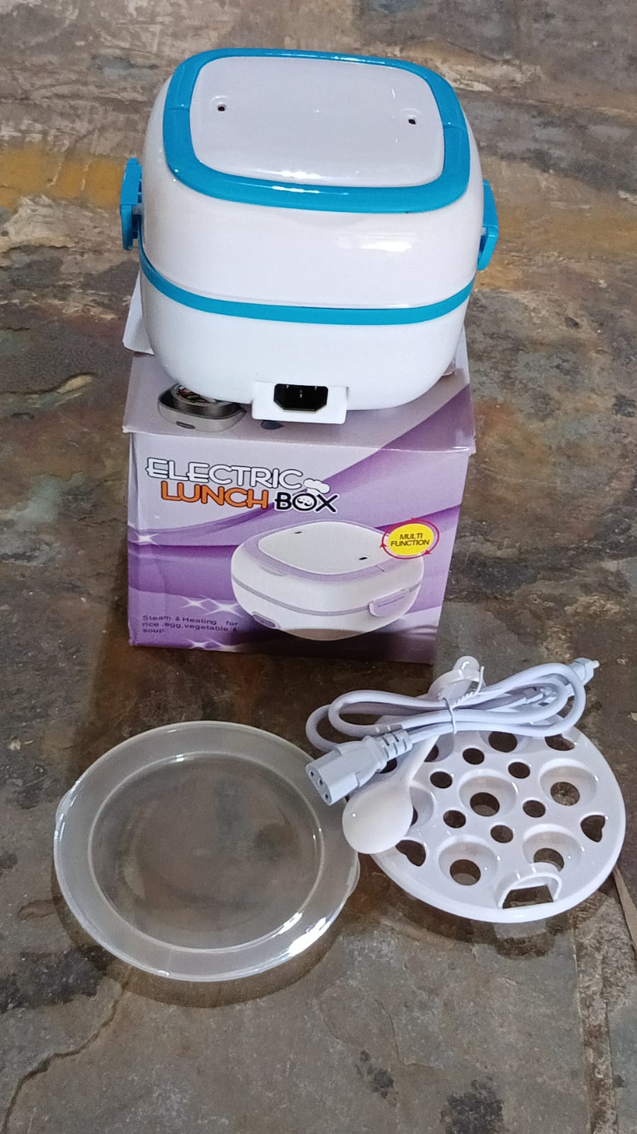 Promotional image of the Electric Lunch Box with its packaging