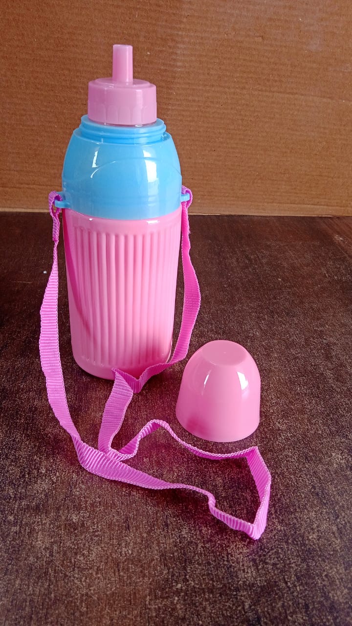 Lifestyle shot of a person using the 500ml insulated water bottle with carry dori outdoors.