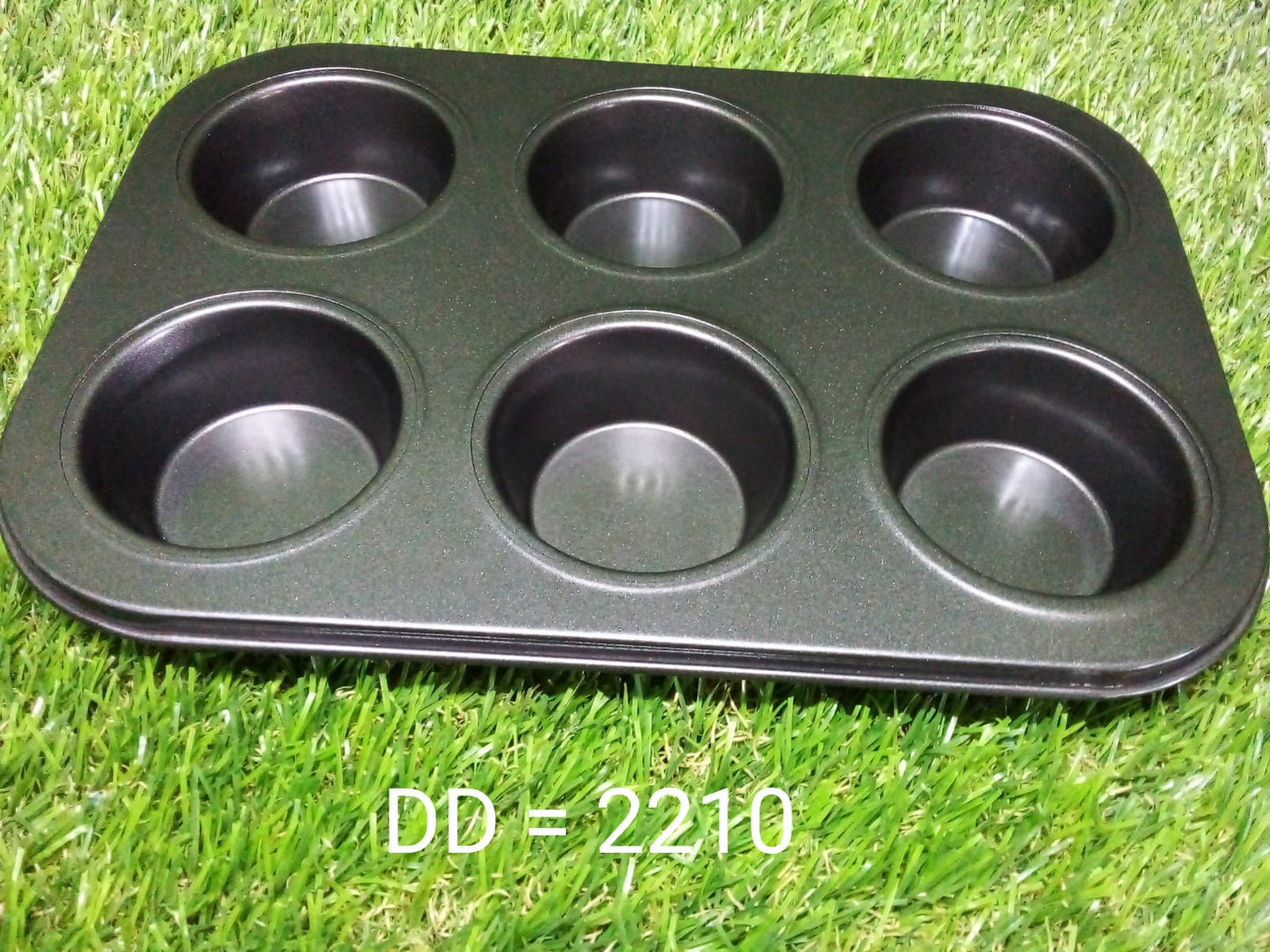 Easy-to-clean steel baking tray for perfect cupcakes and muffins.