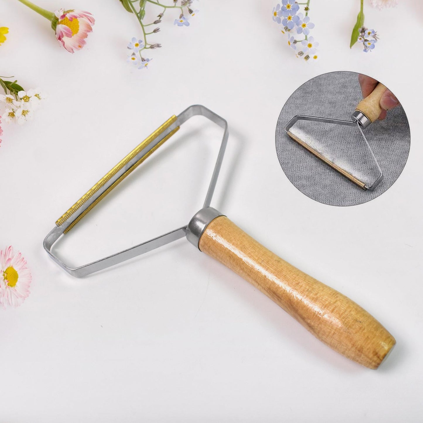 Close-up of the lint remover's pure copper scraper head, designed for effective fuzz removal.