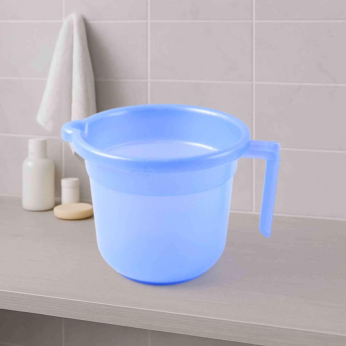 Unbreakable plastic bath mug 1000ML with ergonomic handle and pour spout