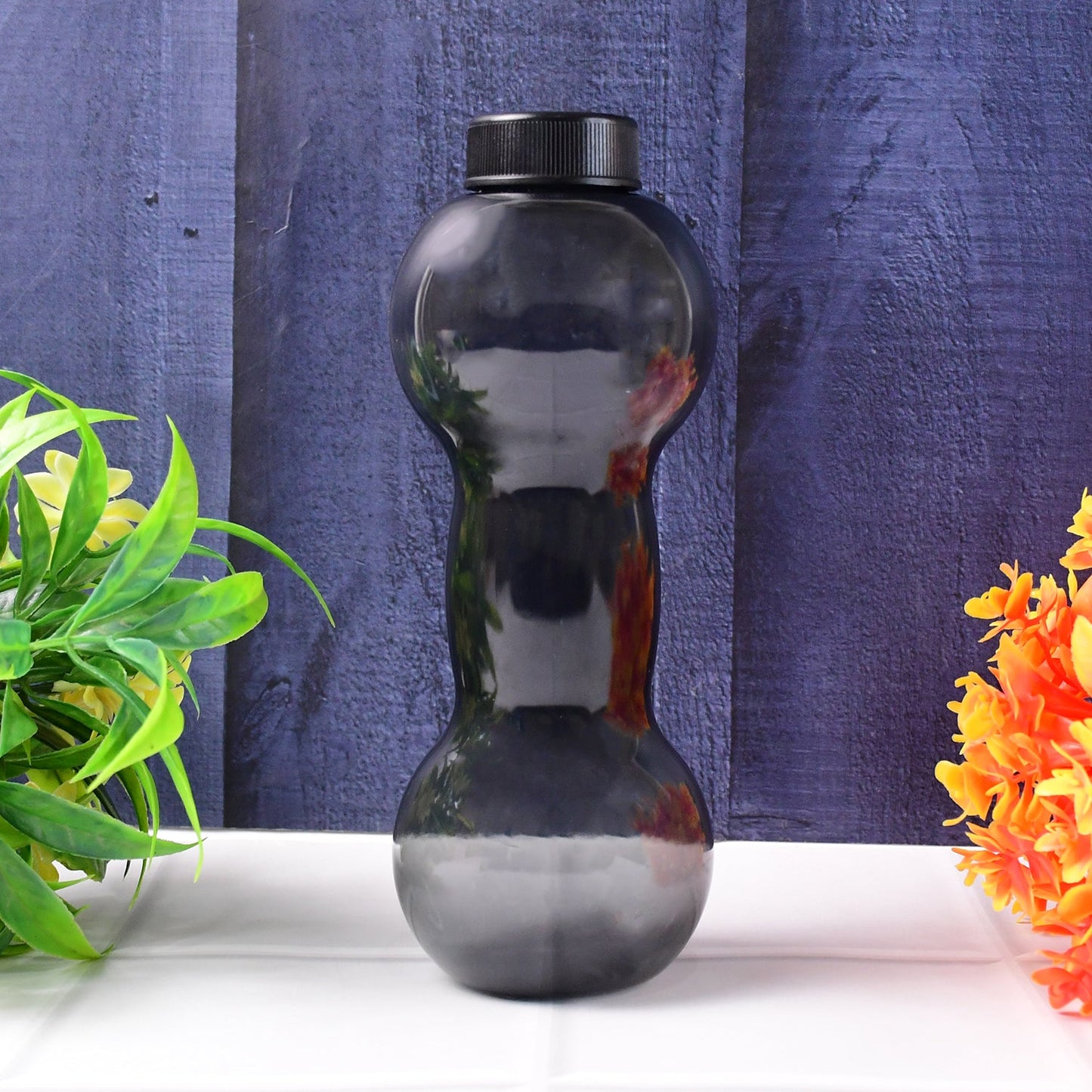 Front view of the 550ml dumbbell water bottle in black, ideal for gym workouts.