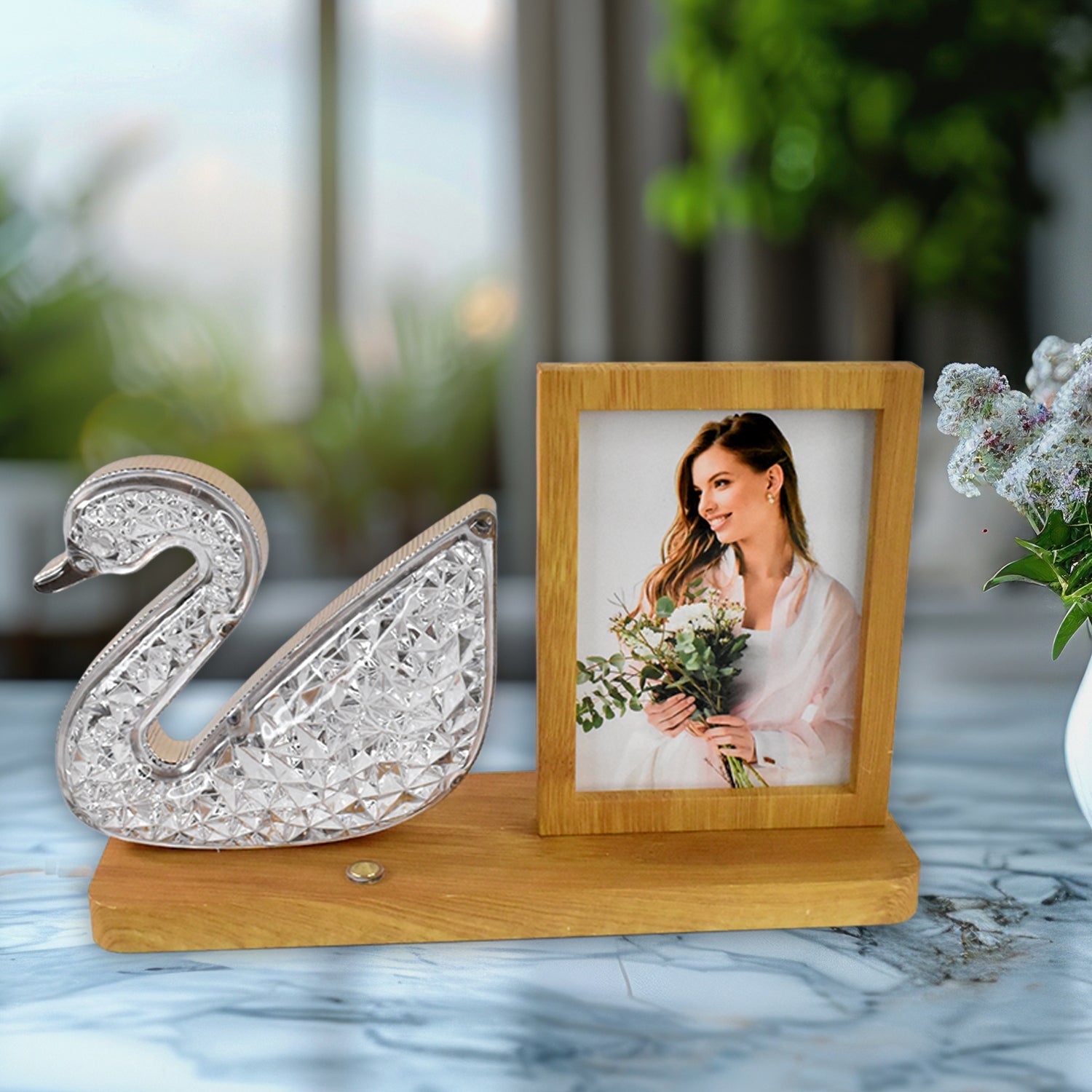Artistic duck-shaped LED crystal lamp used for bedroom decor