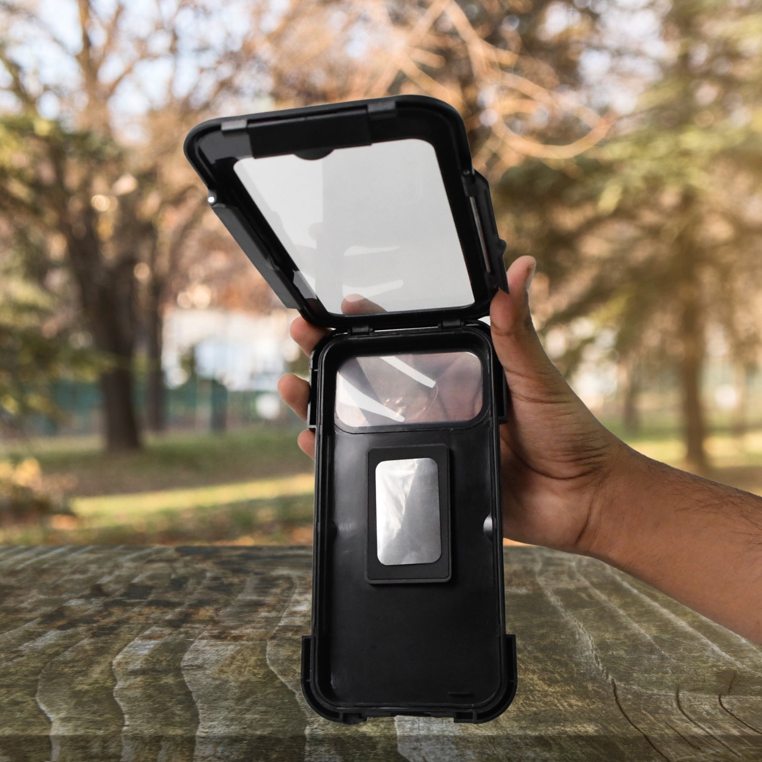 Adjustable 360-degree rotation feature of the Indo Glow bike phone holder for optimal viewing.