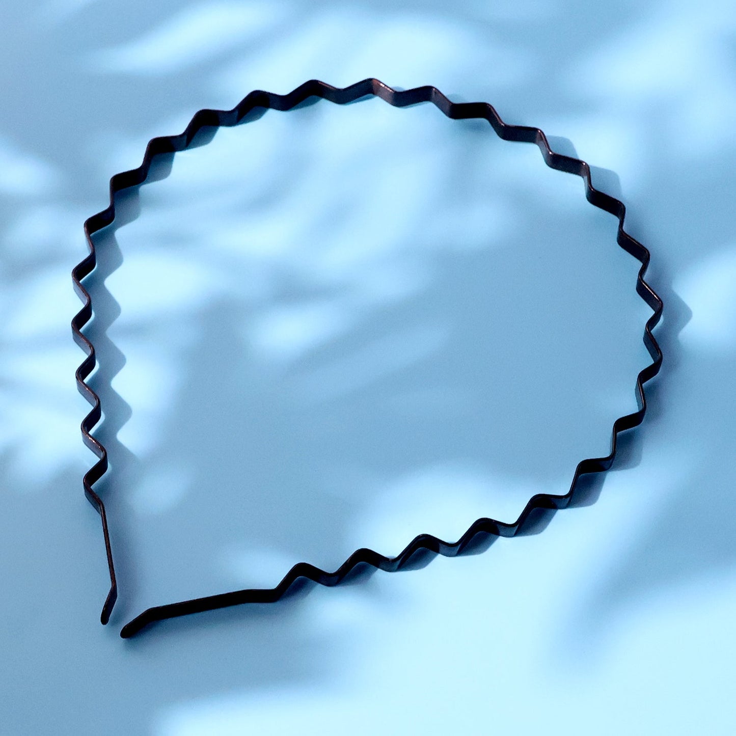 Close-up of metal wavy hairband with anti-slip flexible design