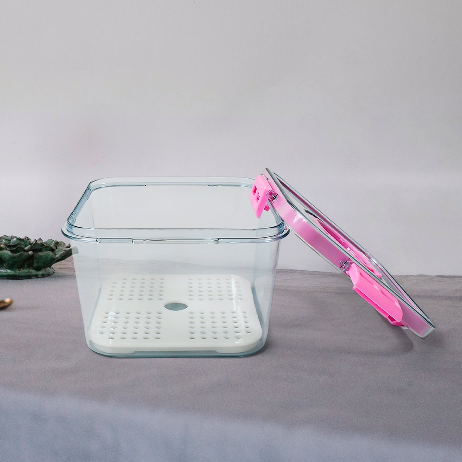 Airtight lid of the plastic food storage container ensuring freshness.