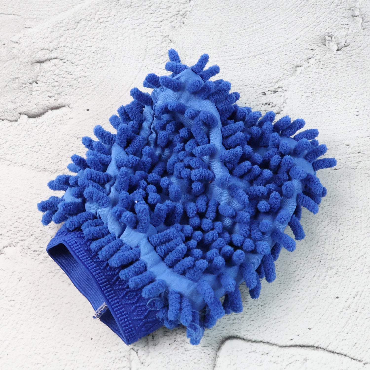 Super absorbent chenille microfiber wash mitt for gentle cleaning.