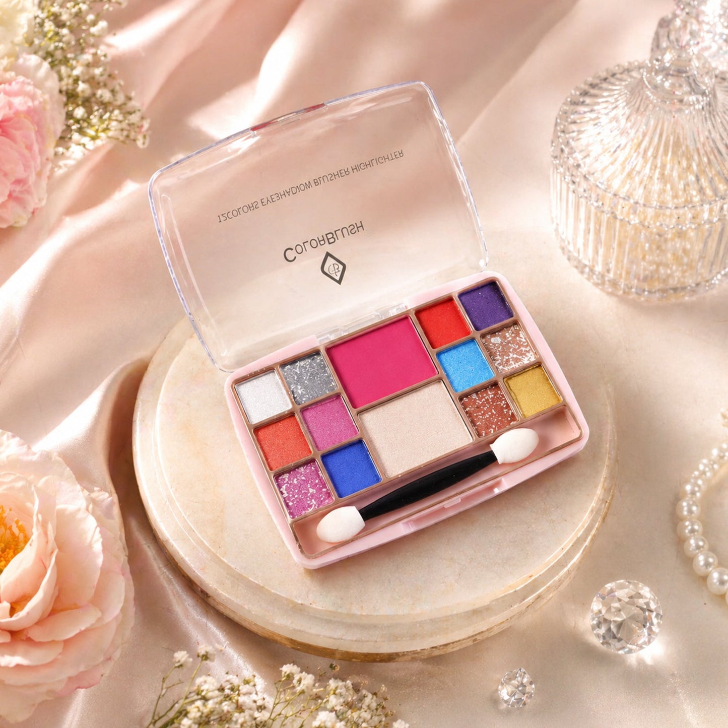 Smooth, blendable pigments in multi-color eyeshadow palette for daily makeup