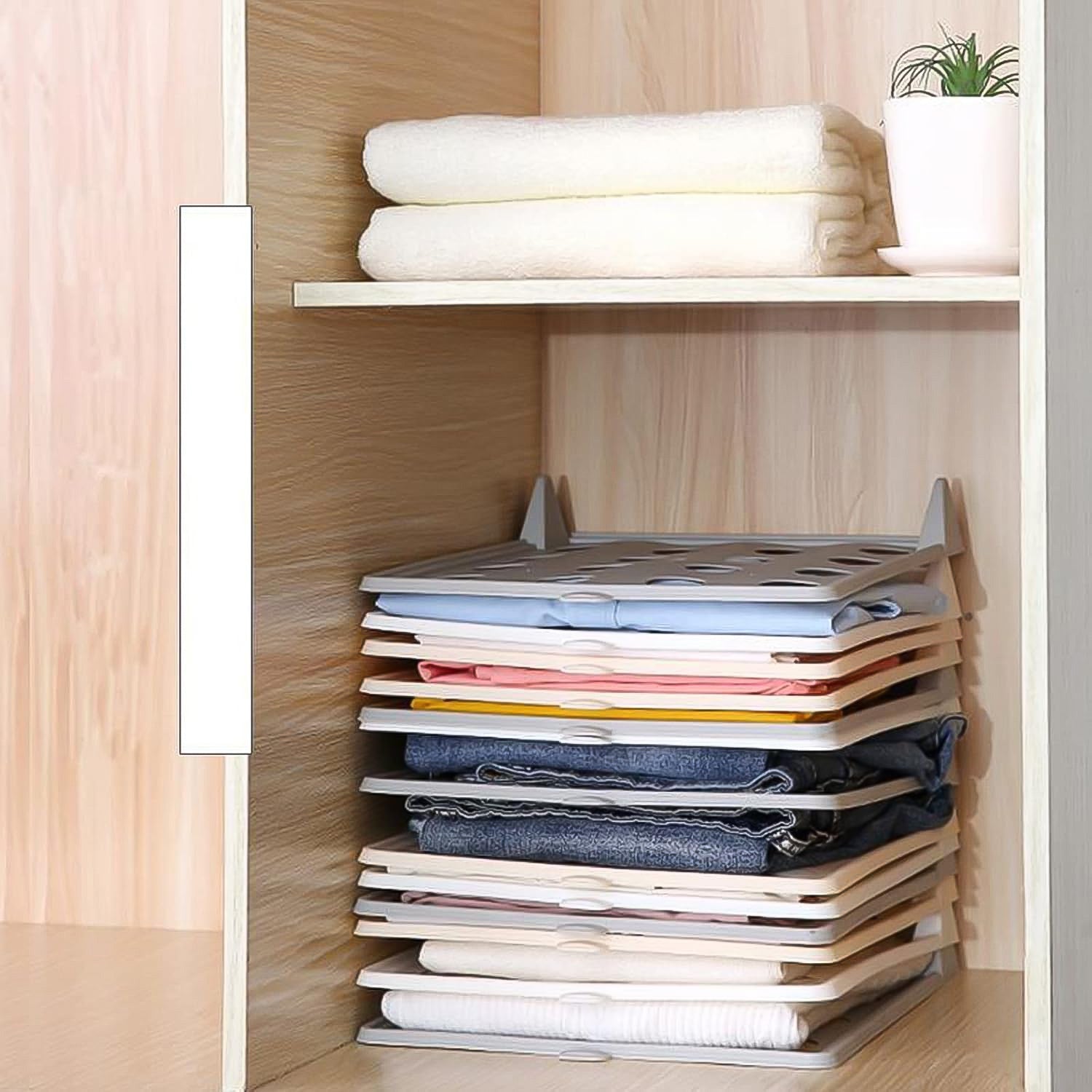 Close-up of the durable PP material and compact design of the shirt folding board.
