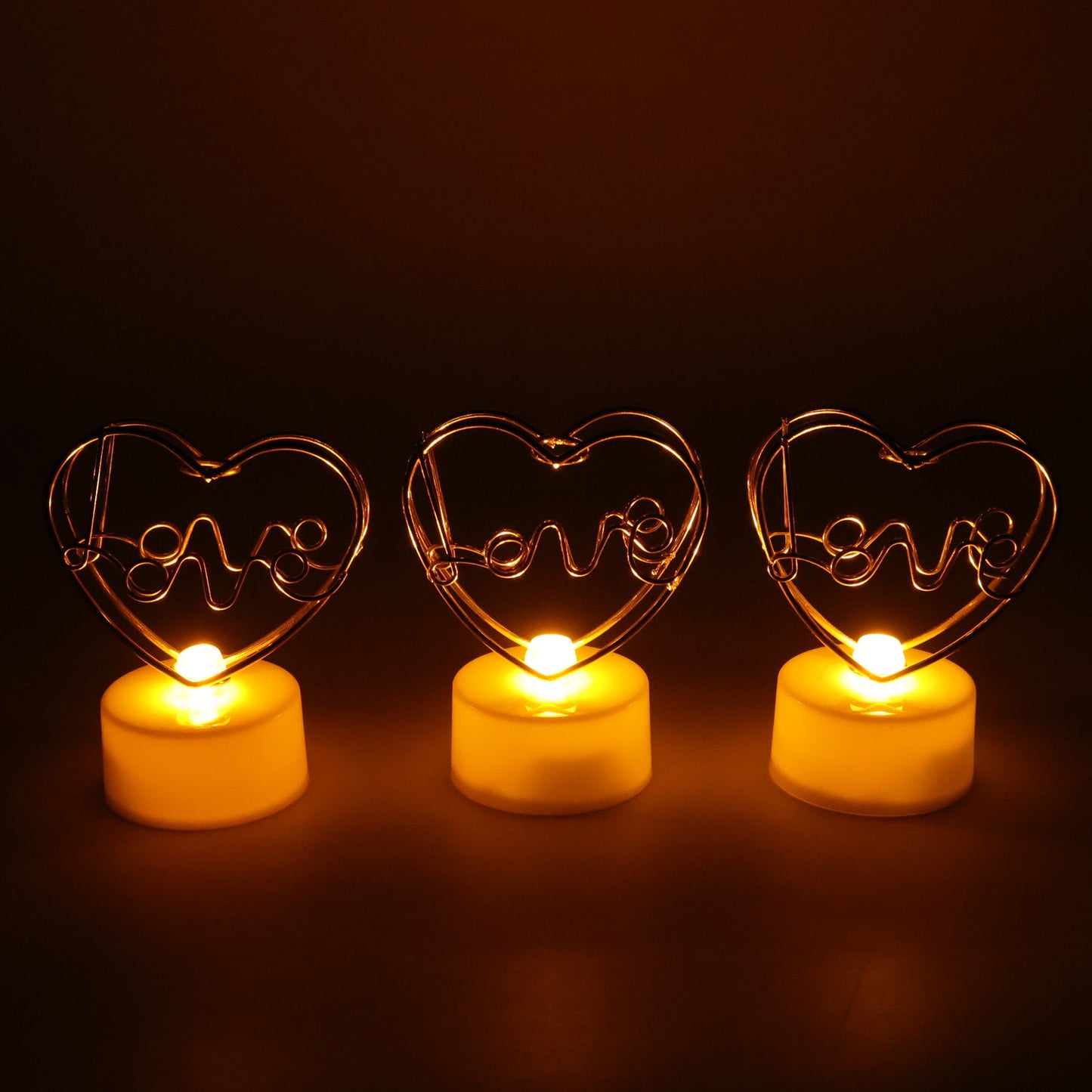 Couple gift set with heart-shaped love décor and roses