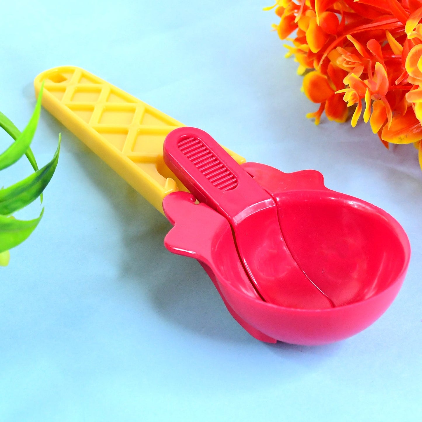 Quick release trigger mechanism of plastic ice cream scooper