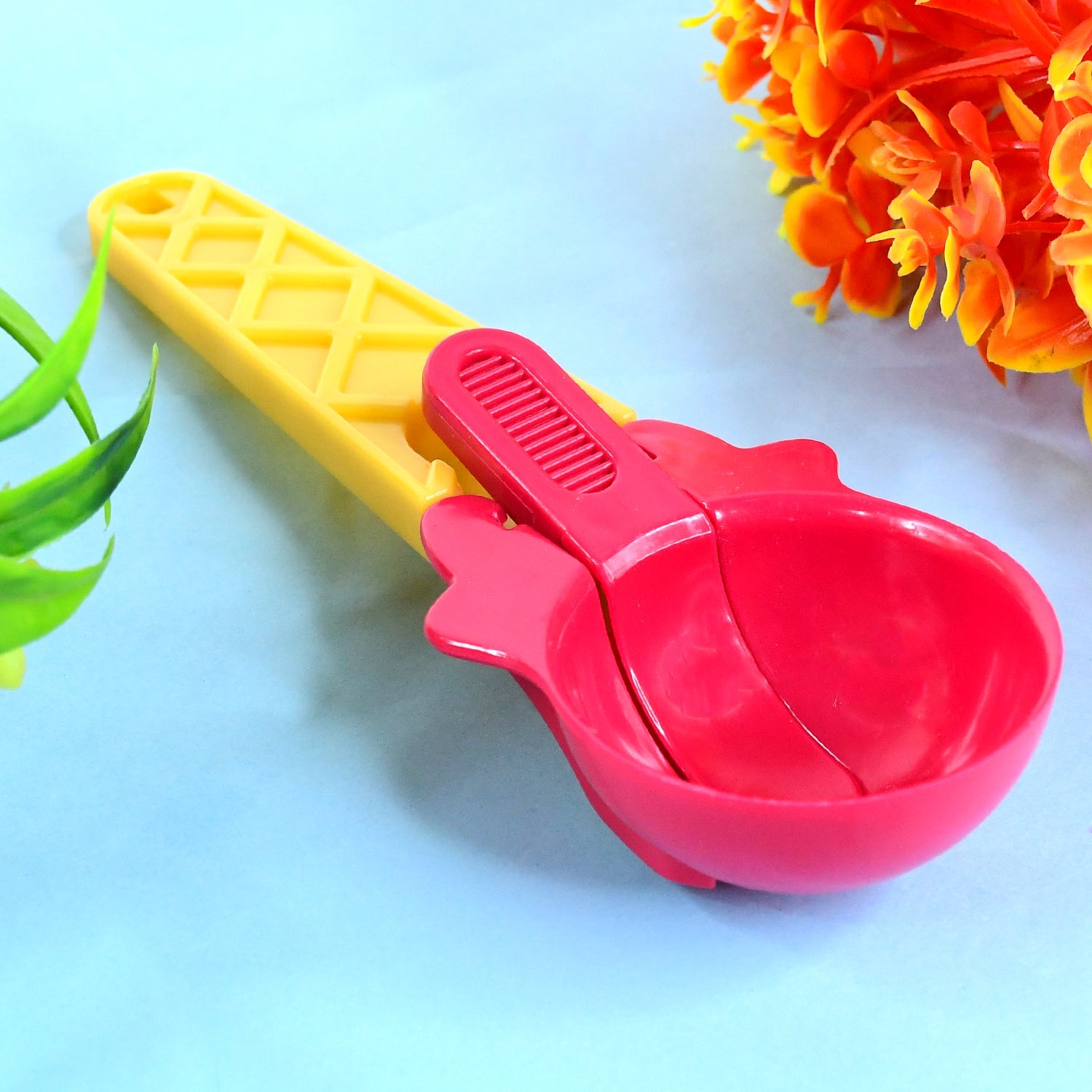 Quick release trigger mechanism of plastic ice cream scooper