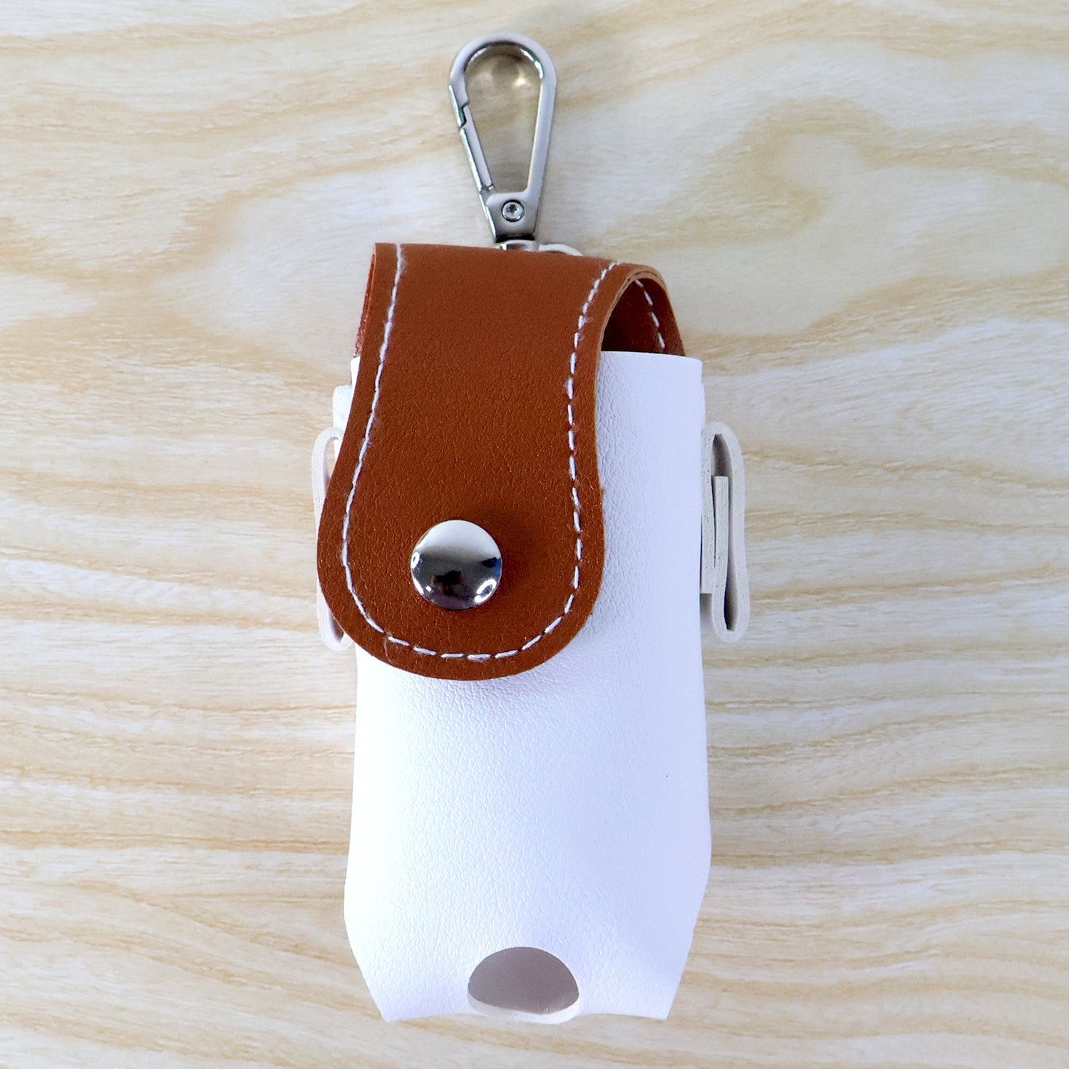 Golf tees holder pouch featuring bottom pull-out slot for dispensing tees