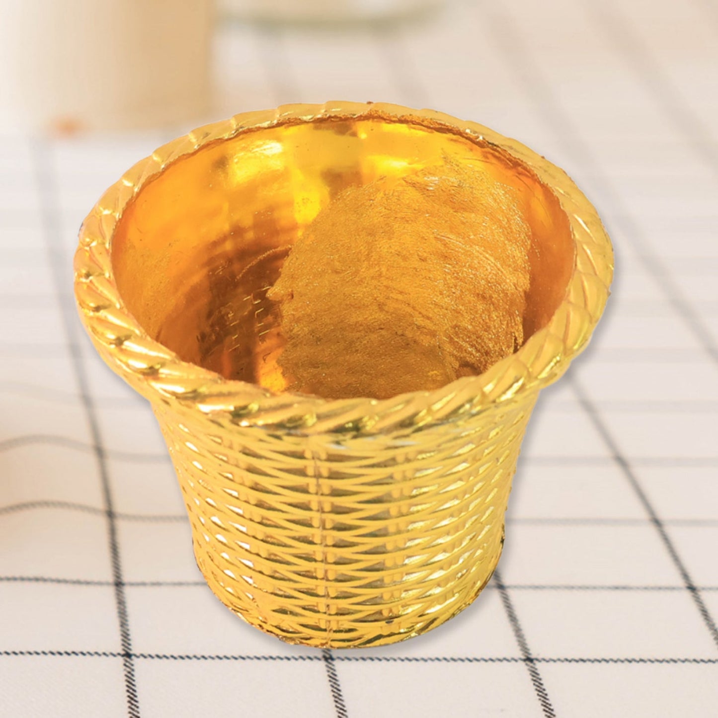 Classic Valencia plastic flower pot perfect for home décor and gardening