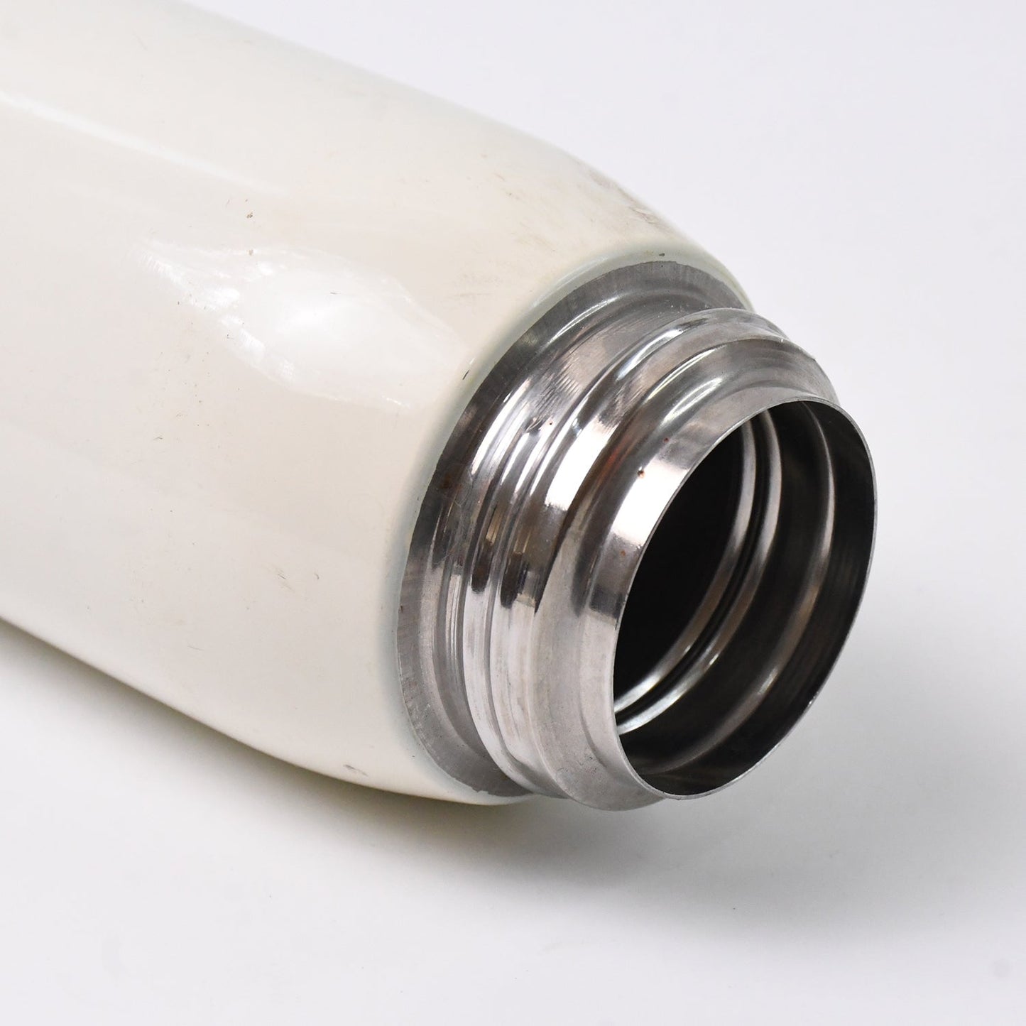 Vacuum-insulated stainless steel water bottle closed with leak-proof cap