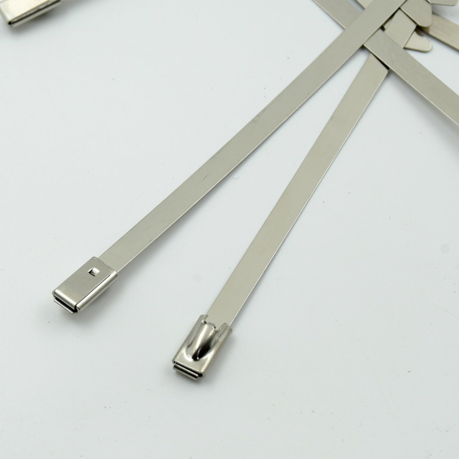 Comparison of stainless steel cable ties with plastic alternatives, emphasizing superior strength and longevity.