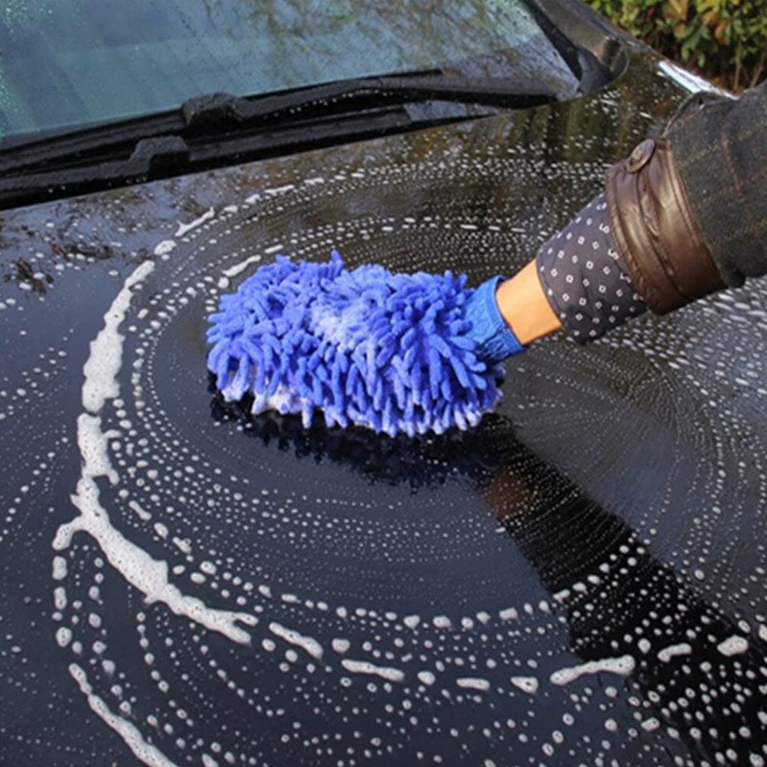 Ergonomic microfiber cleaning glove featuring a secure elastic cuff.