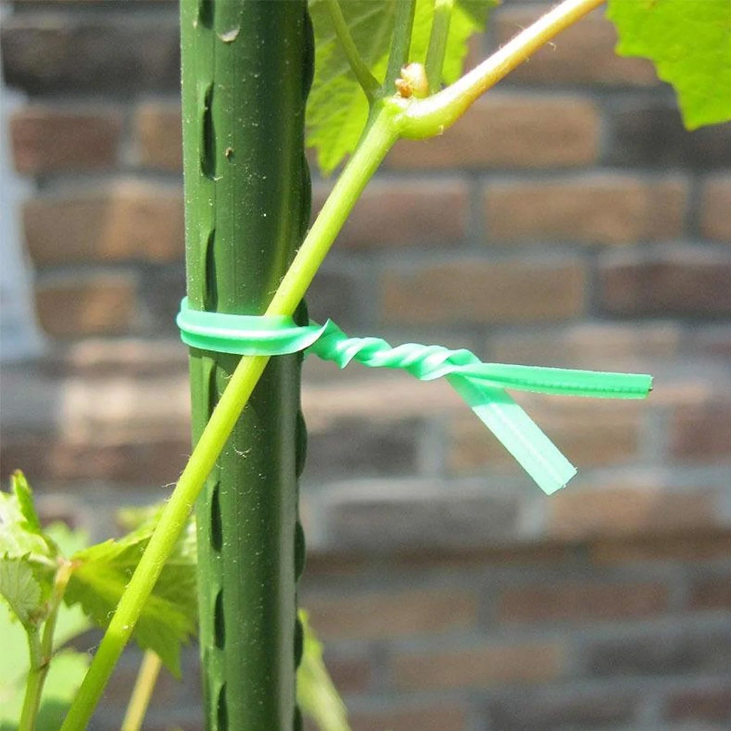 Compact twist tie wire roll suitable for bundling and securing