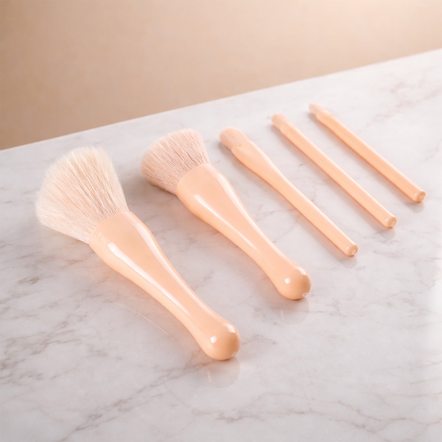 Portable makeup brush set suitable for travel and daily use