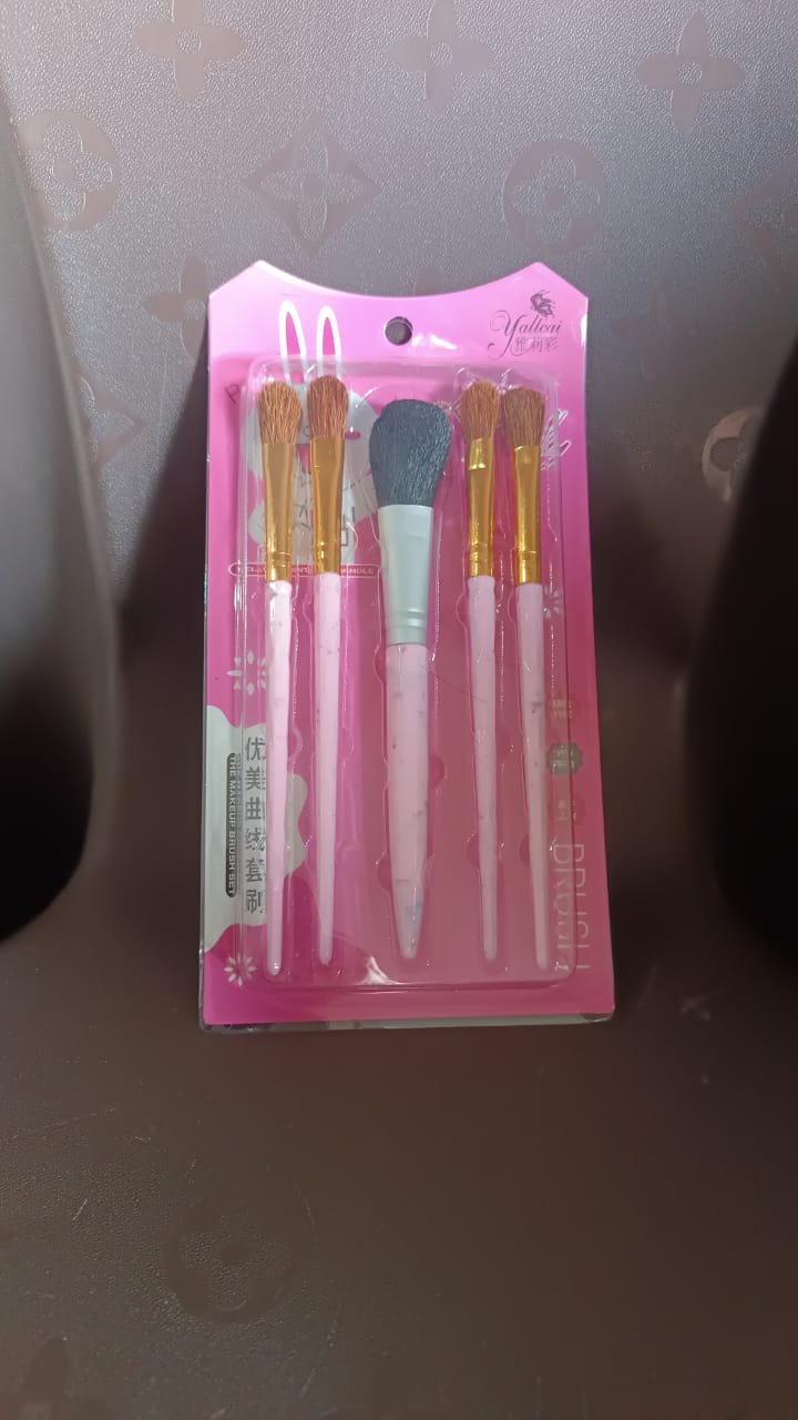 Top view of the BeautyBare 5pc makeup brush kit showing soft and durable bristles