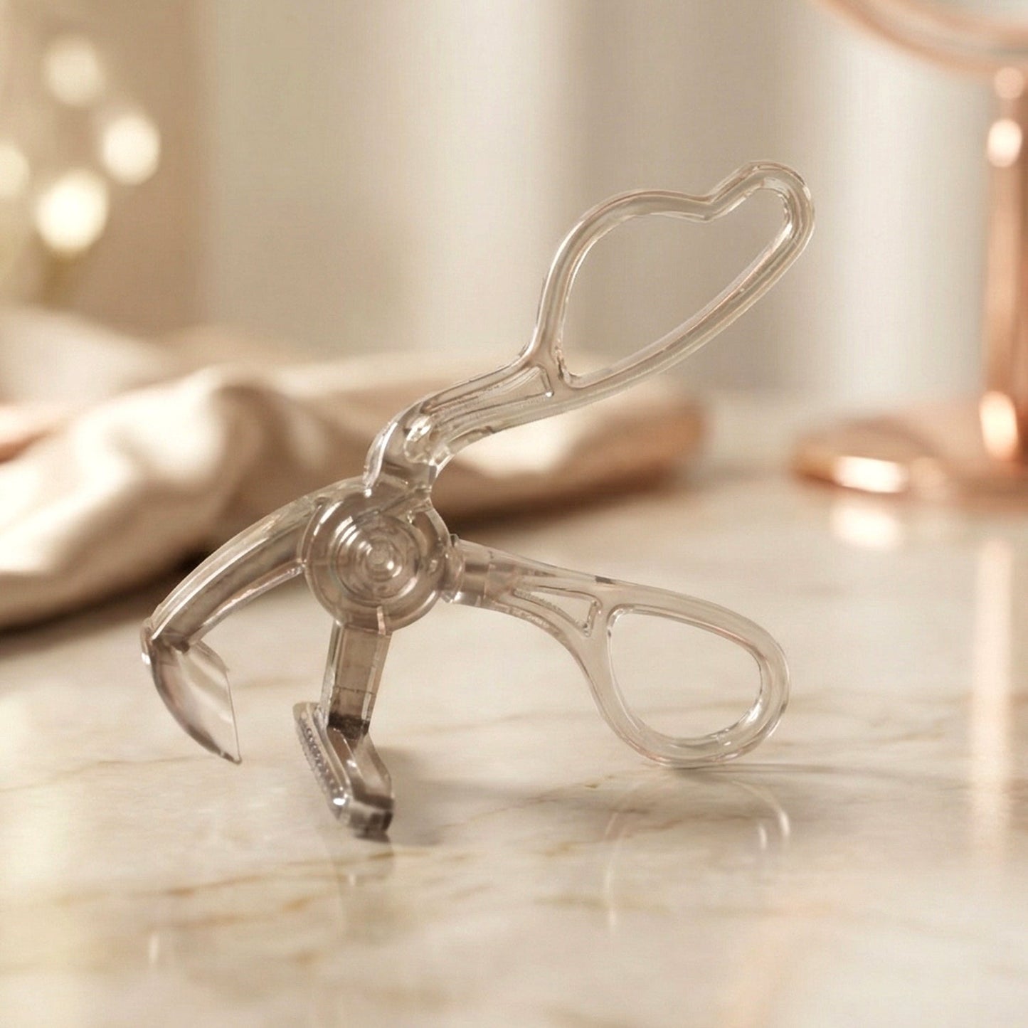 Lash curling tool designed for safe and precise eyelash lifting