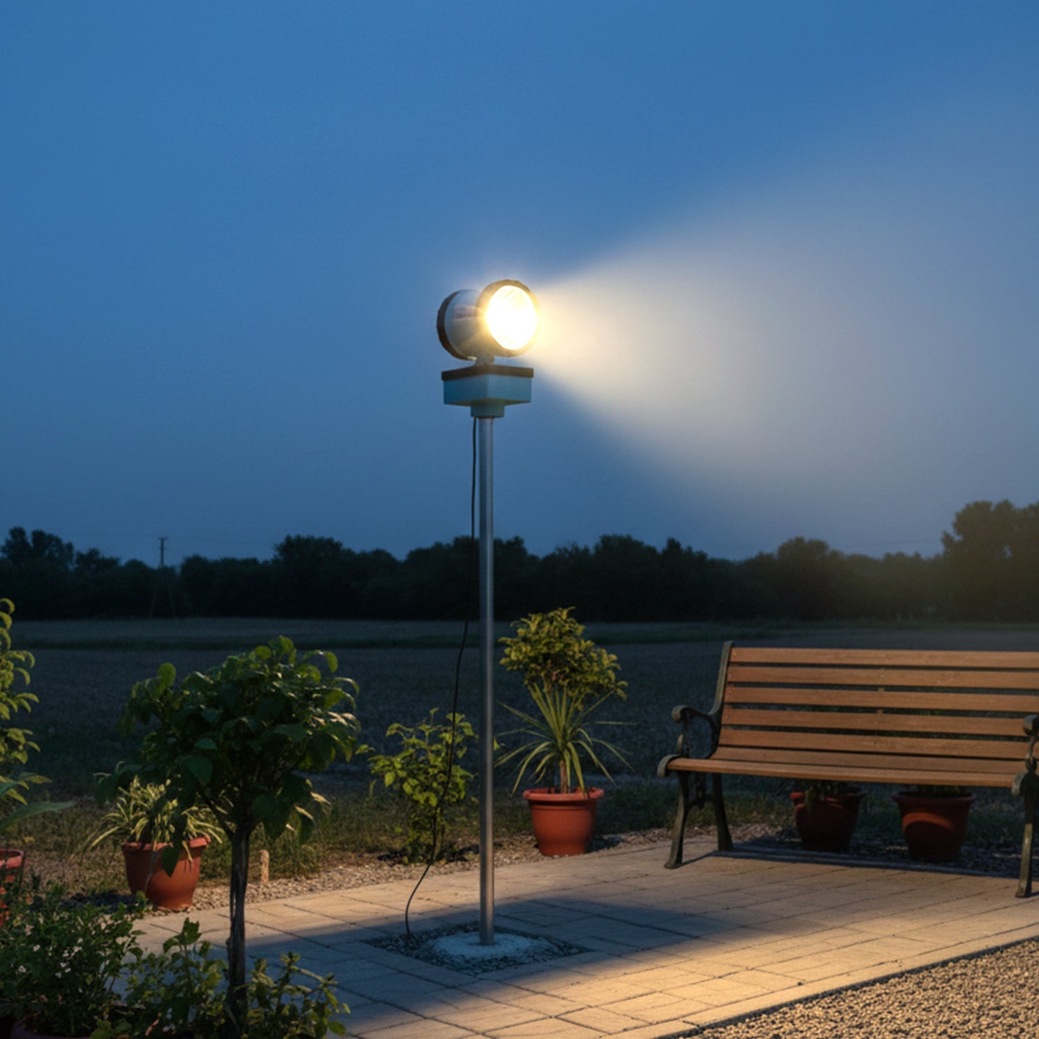 Focused long-range outdoor floodlight for large outdoor areas