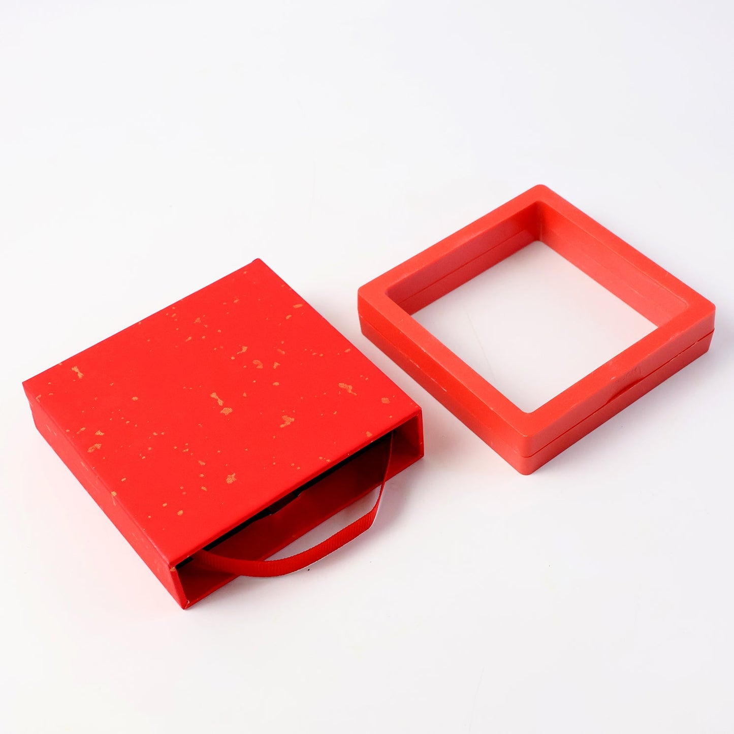 Jewellery display box protecting rings and small collectibles against dust and moisture