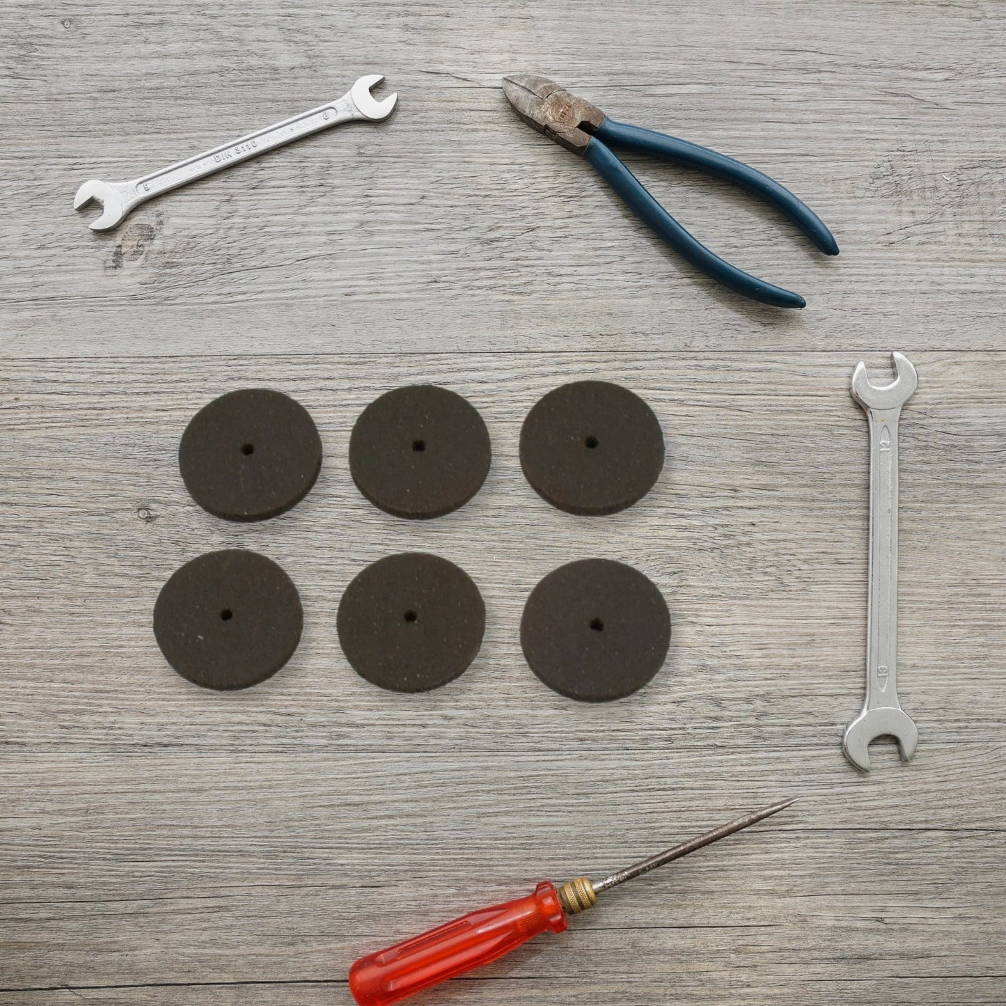 The Wagtail 7-piece grinder cutting disc set ready for various projects.