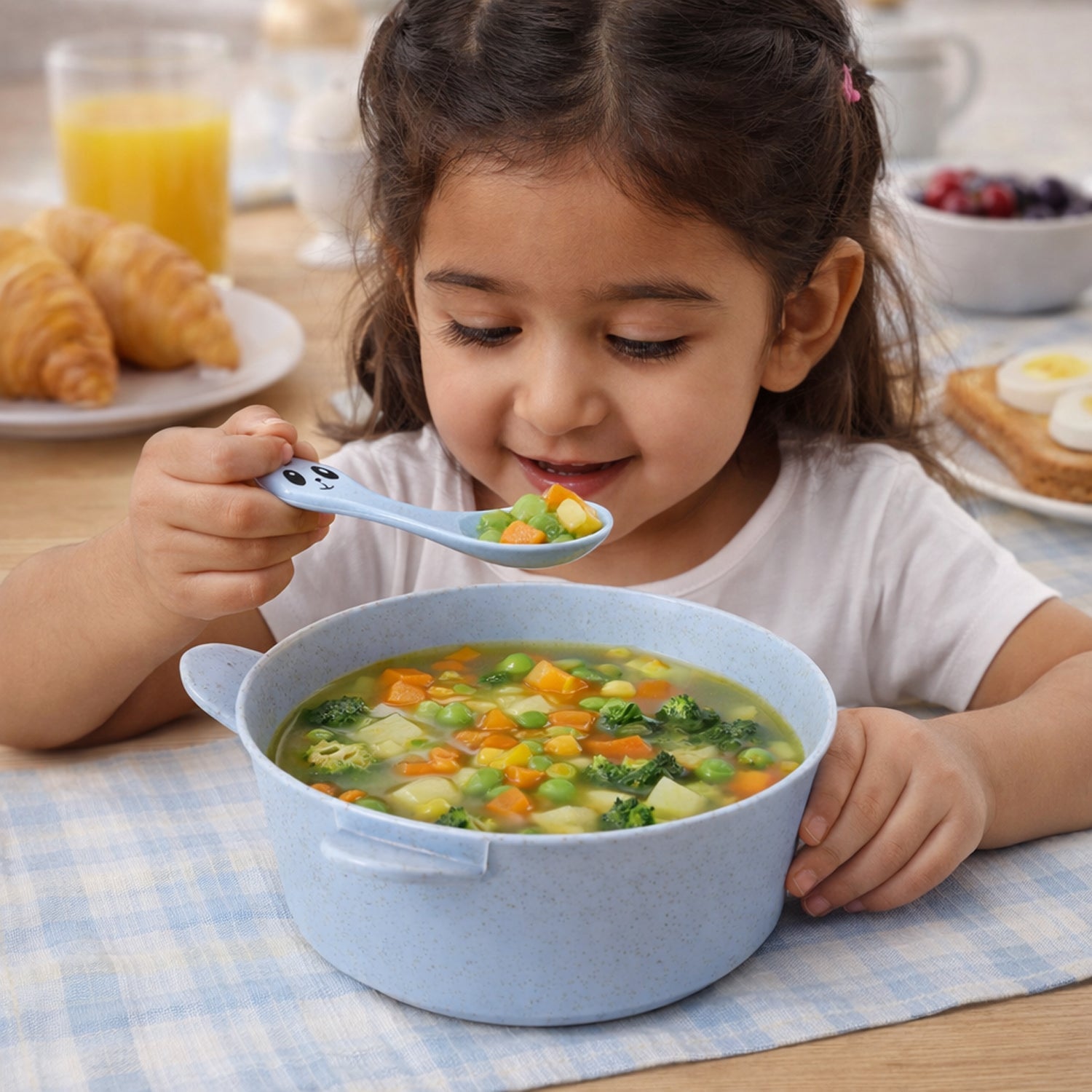 Matching spoon and soup bowl set made from sustainable wheat straw