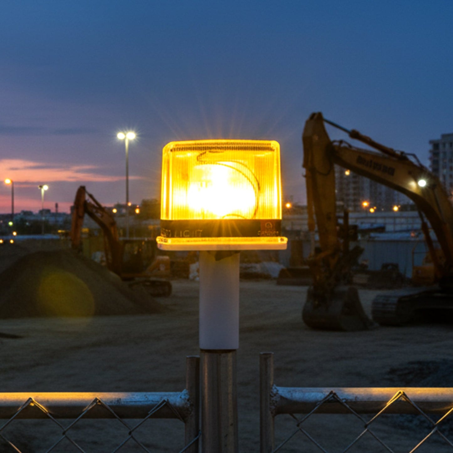 Weather-resistant outdoor warning beacon light for industrial use