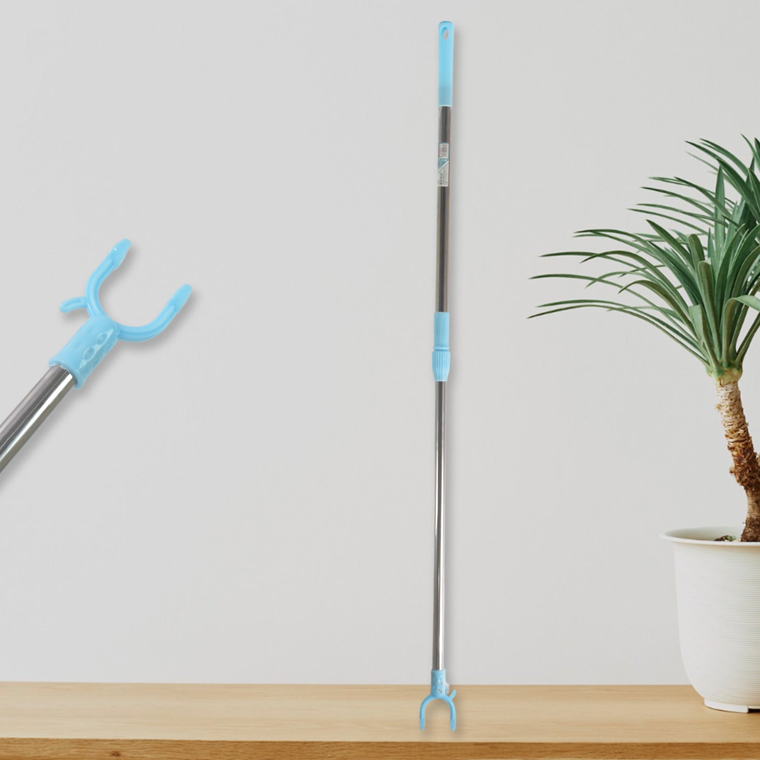 Detailed view of the easy-grip handle and locking mechanism of the pole.