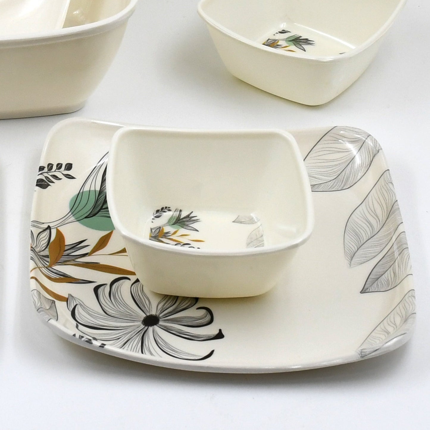 Packaging box of the 11-piece plastic dinner set, highlighting its gift-ready nature.